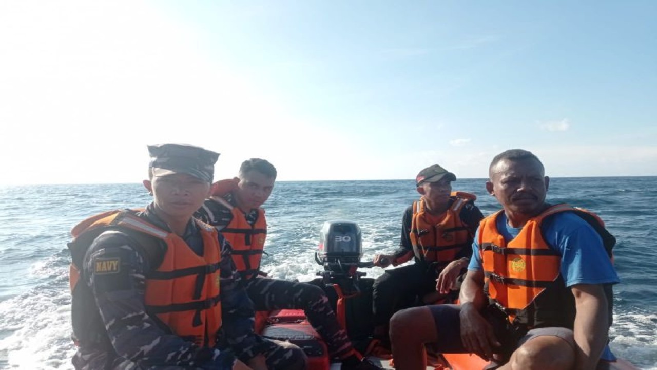 Upaya pencarian Tim SAR Gabungan terhadap dua nelayan hilang di Kabupaten Alor, Provinsi NTT, Sabtu (3/2/2024). (ANTARA/HO-Dokumentasi Kantor Basarnas Maumere)
