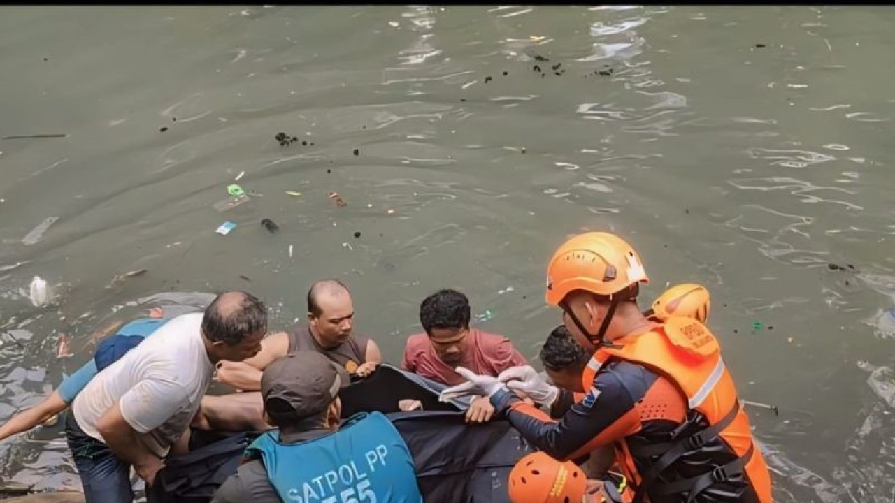 Tim SAR gabungan berhasil menemukan korban Rafi Aditya (13) yang tenggelam di Kali Sunter Jalan Kayu Mas Utara Kelurahan/Kecamatan Pulogadung, Jakarta Timur, Kamis (29/2/2024). ANTARA/HO-Satpol PP Jaktim