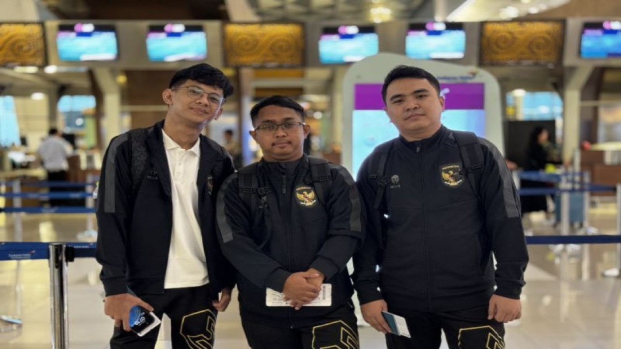 Tim nasional eFootball Indonesia Rizky Faidan (kiri), Elga Cahya Putra (tengah), Akbar Paudie (kanan) di bandara internasional Soekarno-Hatta, Selasa (30/1/2024), bersiap bertolak ke Doha untuk AFC eAsian Cup 2023. (ANTARA/HO-PSSI)