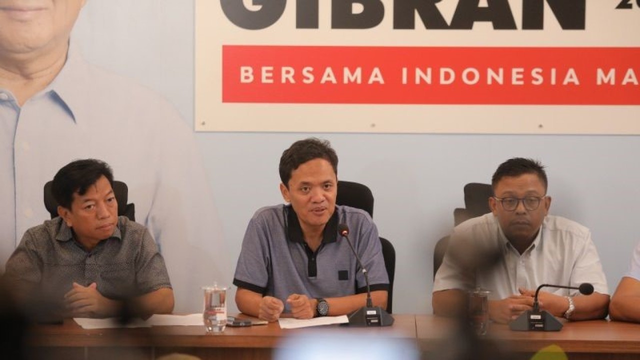 Wakil Ketua Tim Kampanye Nasional (TKN) Prabowo-Gibran Habiburokhman (tengah) menyampaikan sikap TKN terhadap film dokumenter Dirty Vote saat jumpa pers di Media Center TKN Prabowo-Gibran di Jakarta, Minggu (11/2/2024). ANTARA/HO-TKN Prabowo-Gibran.