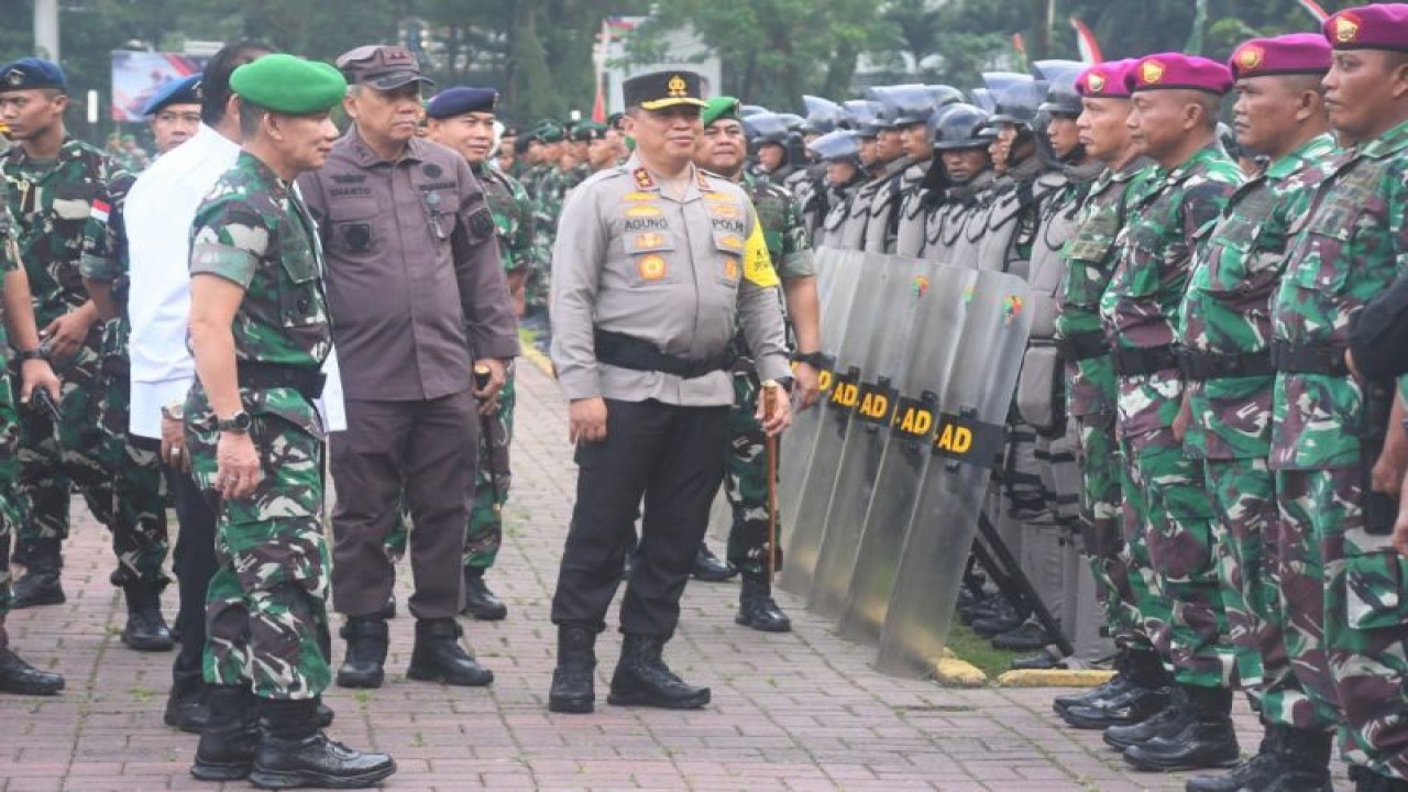Pangdam I/Bukit Barisan Mayjen TNI Mochammad Hasan (kiri) mengecek persiapan pasukan untuk Pemilu 2024 di Medan, Sumatera Utara, Kamis (1/2/2024). ((ANTARA/HO-Kodam I Bukit Barisan))