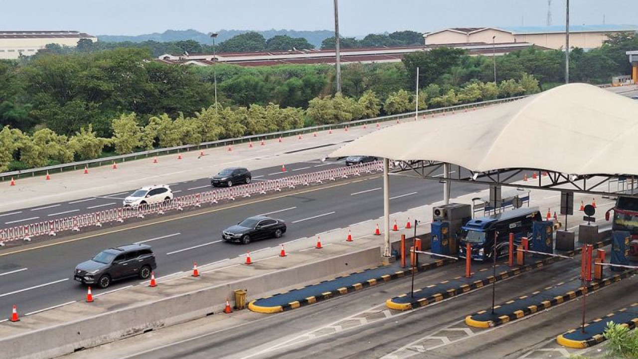 PT Jasamarga Transjawa Tol memberlakukan contraflow di KM70-KM36 Ruas Jalan Tol Jakarta-Cikampek saat libur Tahun Baru 2024, Senin (1/1/2024). (ANTARA/Bayu Saputra/aa)