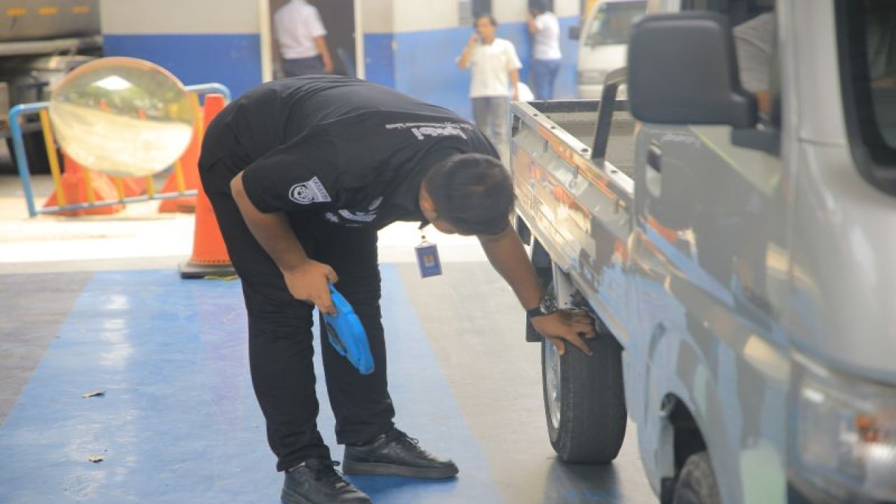 Petugas sedang melaksanakan uji KIR di UPT Pengujian Kendaraan Bermotor berlokasi di Jalan Daan Mogot KM19 Kelurahan Batujaya Batuceper. ANTARA/HO-Dishub Kota Tangerang