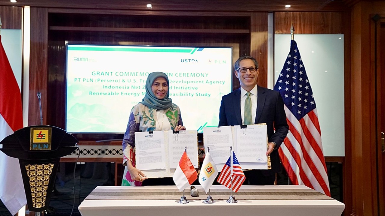 Pertukaran dokumen Grant Agreement “The Indonesia Net Zero World Renewable Energy Mini-Grid” yang telah ditandatangani oleh USTDA dan PLN sebagai simbol komitmen bersama di Kantor Pusat PLN, Jakarta, Senin (12/02).