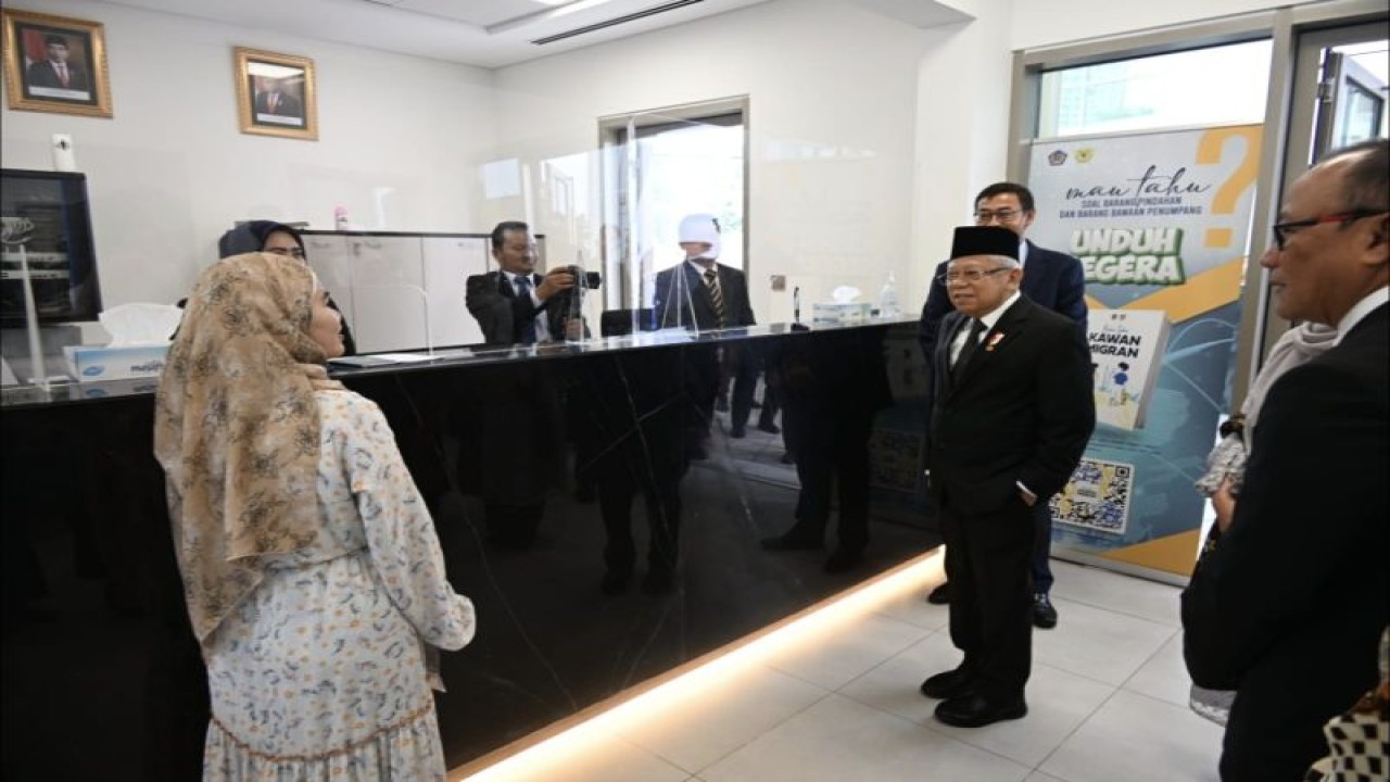 Wakil Presiden Ma'ruf Amin saat meninjau ruangan gedung baru Kedutaan Besar Republik Indonesia (KBRI) Abu Dhabi, di Al Yaqout Street, Embassies District, Plot 42, Sector W59-02, Abu Dhabi, Senin (5/2/2024). (ANTARA/HO-Sekretariat Wakil Presiden).