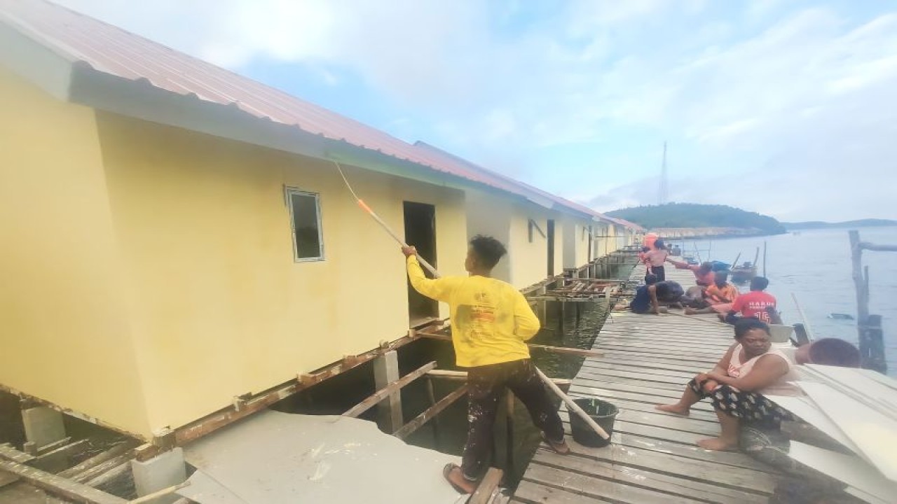 Warga mengerjakan revitalisasi rumah suku laut di Kabupaten Lingga, Kepri tahun 2023. (ANTARA/HO-Humas Pemprov Kepri)