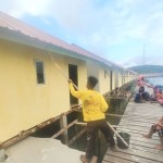 Warga mengerjakan revitalisasi rumah suku laut di Kabupaten Lingga, Kepri tahun 2023. (ANTARA/HO-Humas Pemprov Kepri)-1706771943
