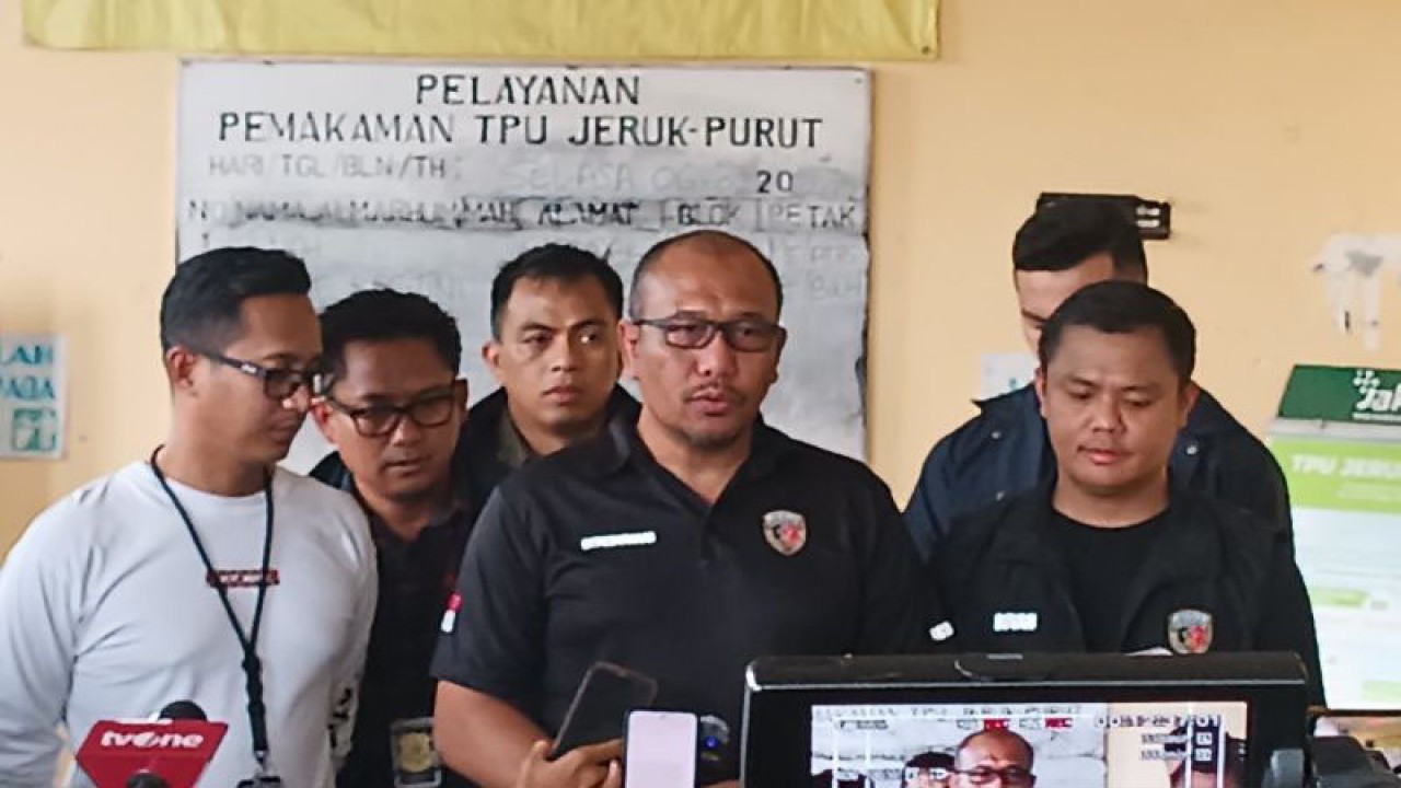Direktur Reserse Kriminal Umum (Dirreskrimum) Polda Metro Jaya Kombes Pol Wira Satya Triputra (kedua kanan) memberi keterangan kepada media di Jakarta, Selasa (6/2/2024). ANTARA/Khaerul Izan