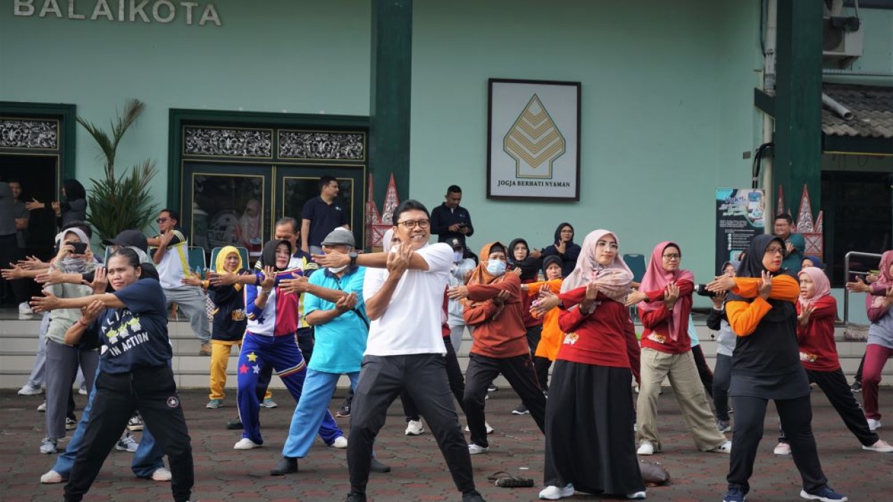 Pemkot Yogyakarta membagikan paket madu dan multivitamin kepada petugas KPPS dan Linmas, di Komplek Balai Kota, pada Jumat (2/1/2024). (Istimewa/jogjakota.go.id)