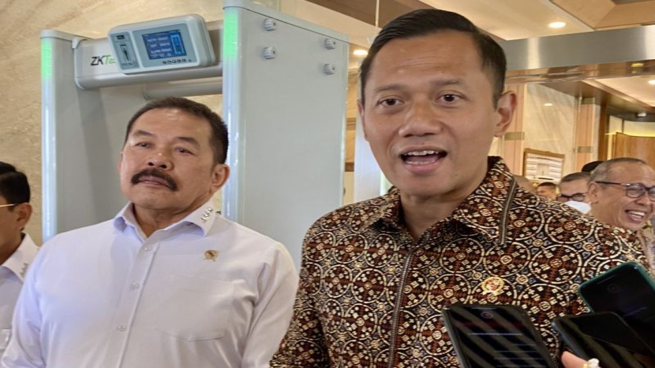 Menteri Agraria dan Tata Ruang/Kepala Badan Pertanahan Nasional (ATR/BPN) Agus Harimurti Yudhoyono (kanan) dan Jaksa Agung ST Burhanuddin (kiri) memberi keterangan kepada wartawan usai pertemuan di Kantor Kejaksaan Agung RI, Jakarta, Selasa (5/3/2024). (ANTARA/Fath Putra Mulya)