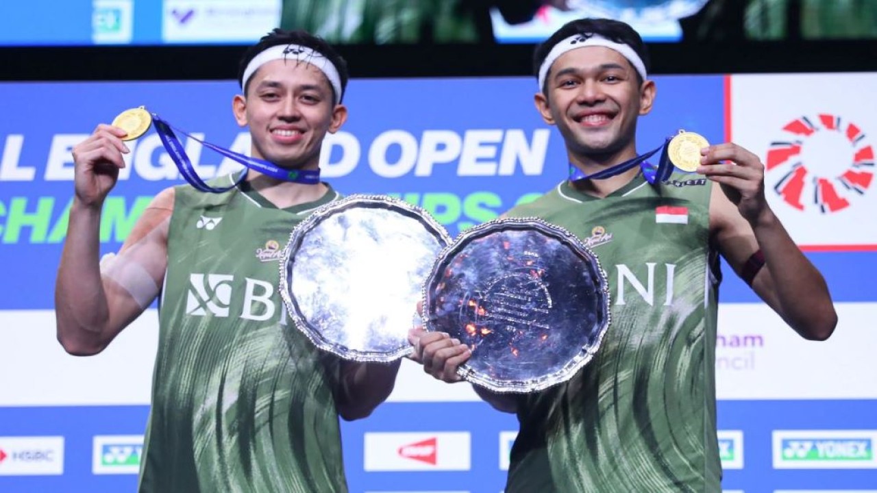 Ganda putra Indonesia Fajar Alfian/Muhammad Rian Ardianto saat mengangkat trofi All England Open 2024 di Birmingham, Inggris, Minggu (17/3/2024). (Foto: Humas PBSI)