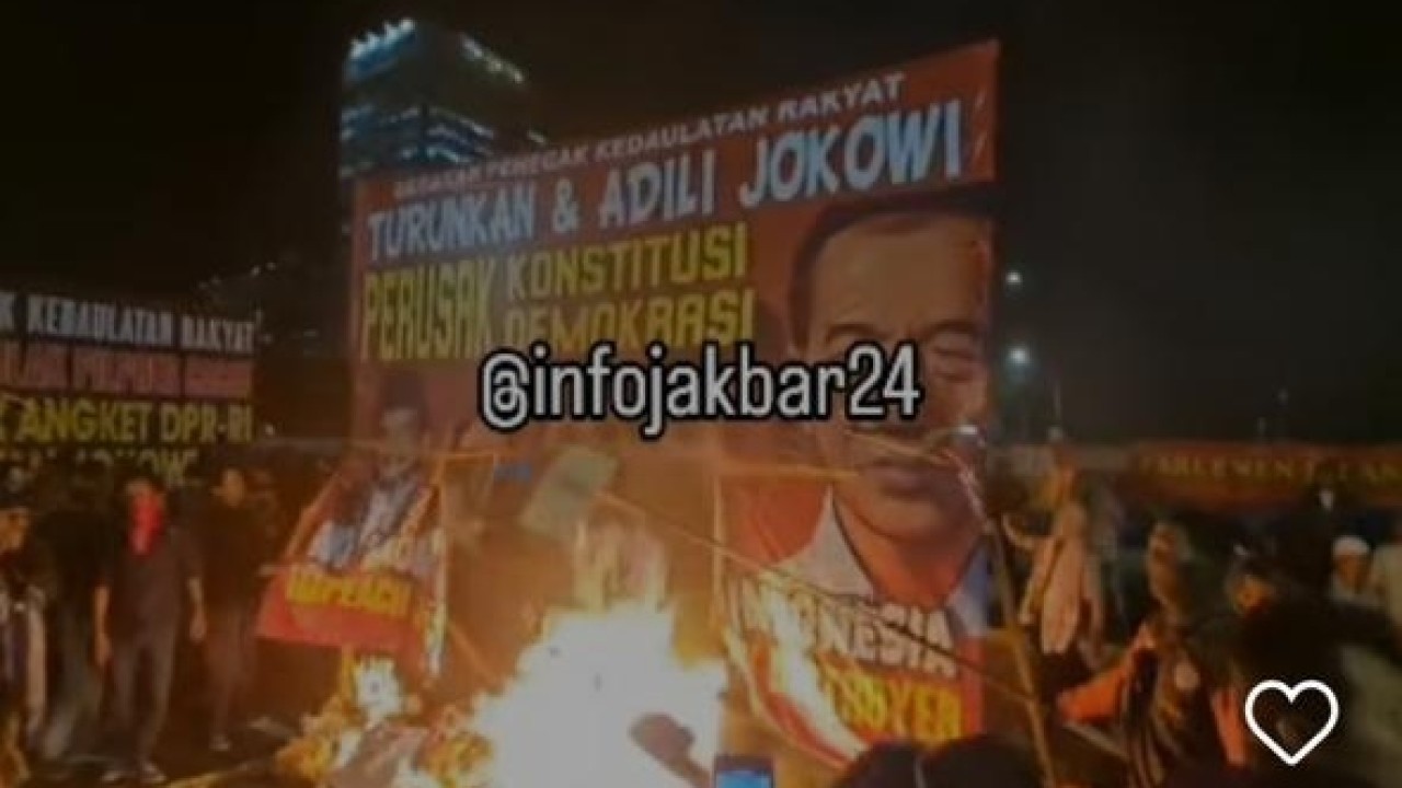 Baliho bergambar wajah Presiden Jokowi yang dibakar pendemo. (Instagram)