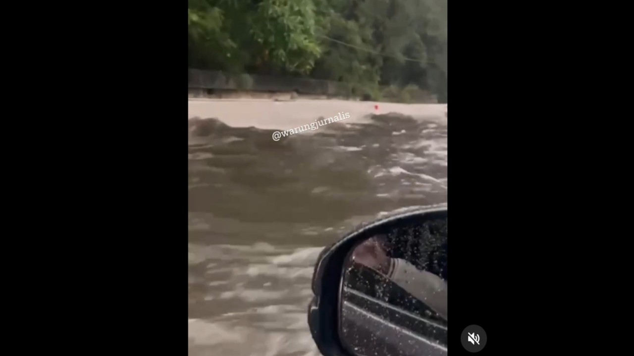 Banjir di Jalan Tol Sedyatmo atau akses menuju Bandara Soekarno-Hatta.  (Instagram Warung Jurnalis)
