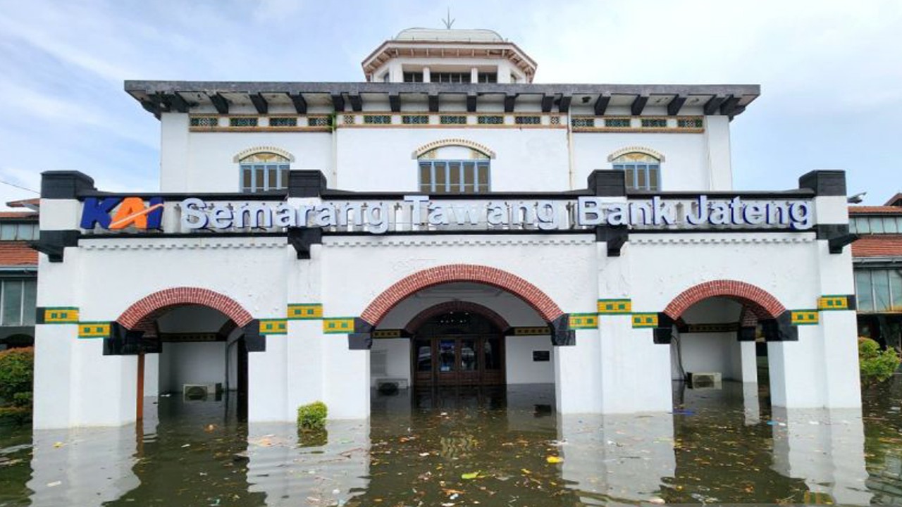 Banjir merendam Stasiun Tawang Semarang, Kamis. (ANTARA/I.C. Senjaya)