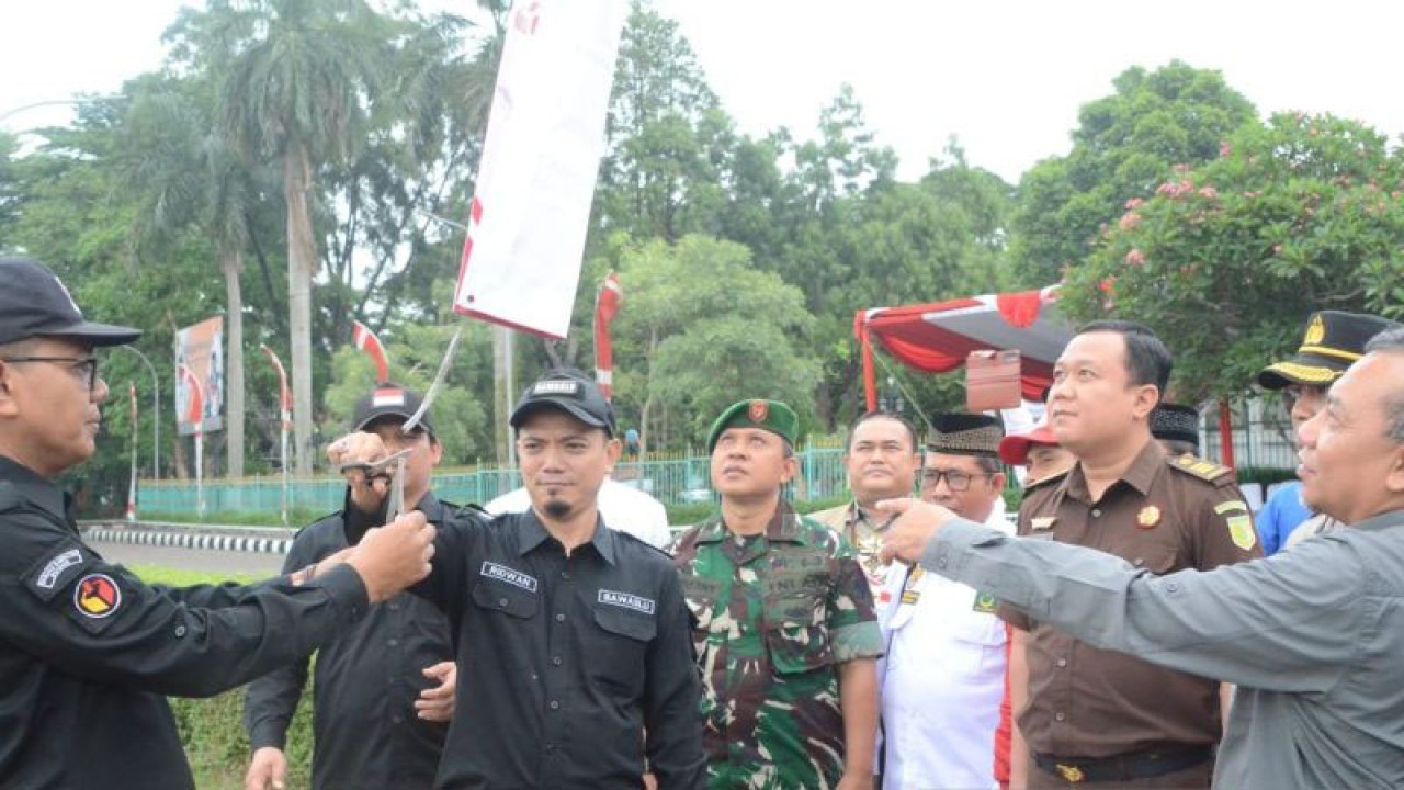 Bawaslu Kabupaten Bogor Apel Siaga Pemilu di Lapangan Tegar Beriman, Cibinong, Kabupaten Bogor, Jawa Barat (ANTARA/M Fikri Setiawan)