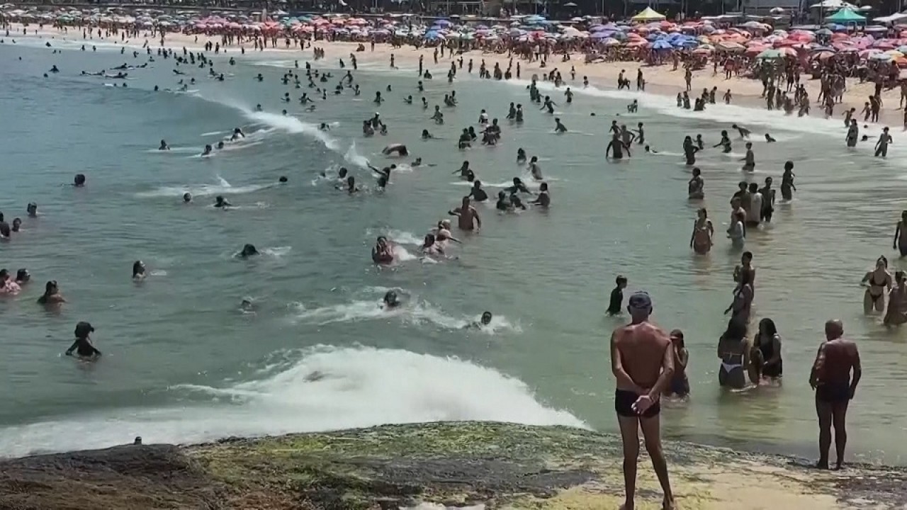 Warga kota Rio de Janeiro langsung menyerbu pantai Copacabana untuk menghindari sengatan suhu panas ekstrem/ist