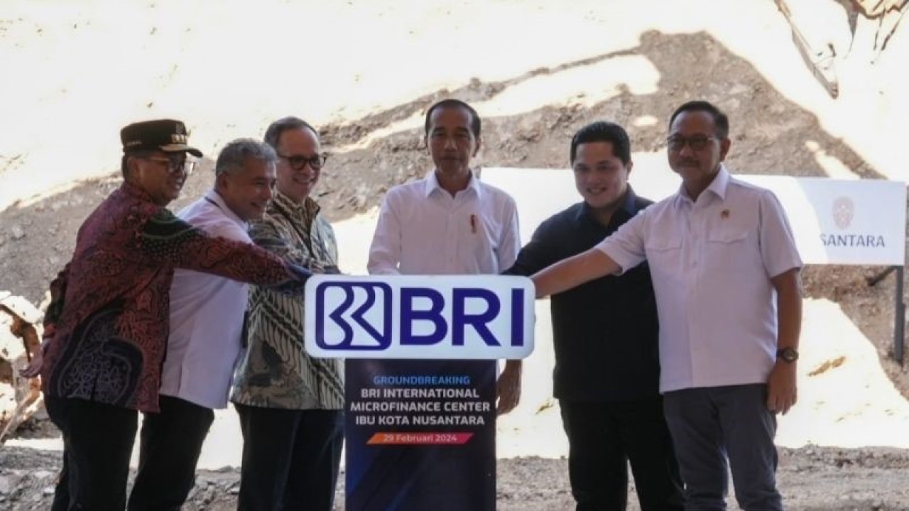 Presiden Joko Widodo meresmikan pembangunan proyek infrastruktur Bank Rakyat Indonesia di Ibu Kota Nusantara, Kalimantan Timur, pada Kamis (29/2/2024). ANTARA/M Solih Januar
