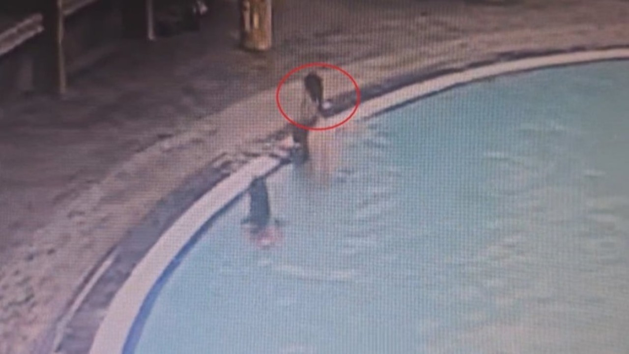 Tangkapan layar rekaman CCTV Dante ketika diduga ditenggelamkan kekasih Tamara Tyasmara, Yudha Arfandi.
