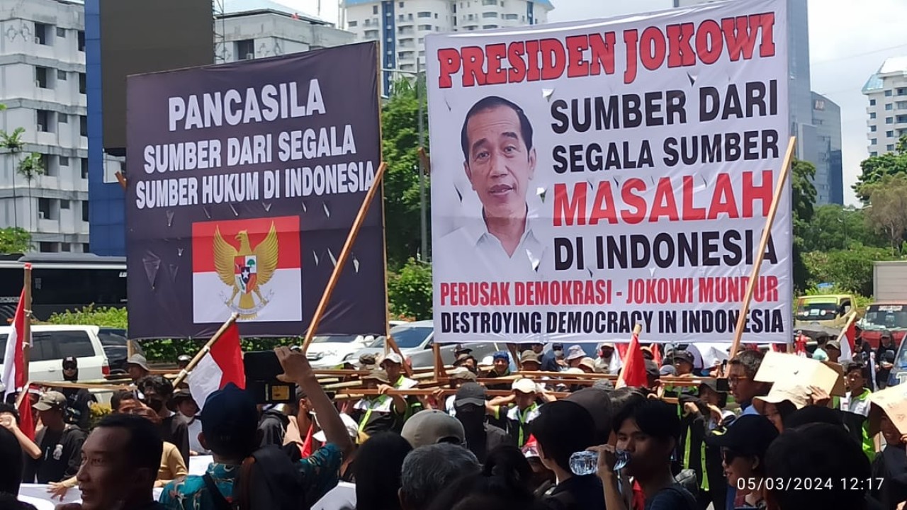 Demo menuntut pemakzulan Presiden Jokowi di depan gedung DPR. (Dok)