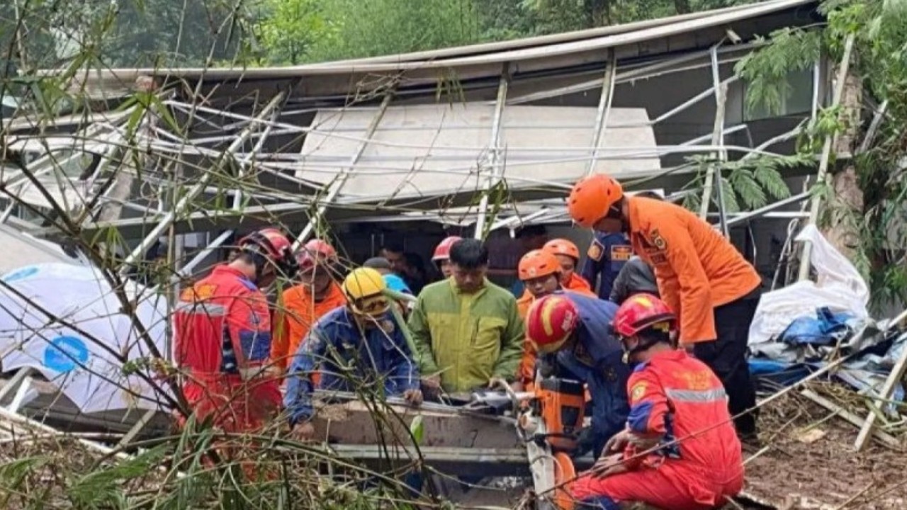 Petugas BPBD mengevakuasi korban tertimbun longsor di area wisata HeHa Waterfall. (Foto: ANTARA/HO-BPBD Kabupaten Bogor)