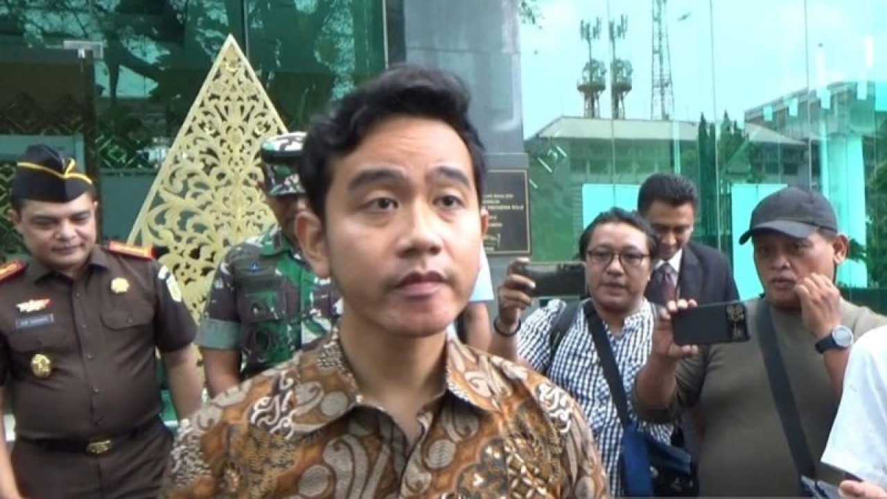 Gibran Rakabuming Raka memberikan keterangan kepada wartawan di Solo, Jawa Tengah, Jumat (1/3/2024). ANTARA/Aris Wasita