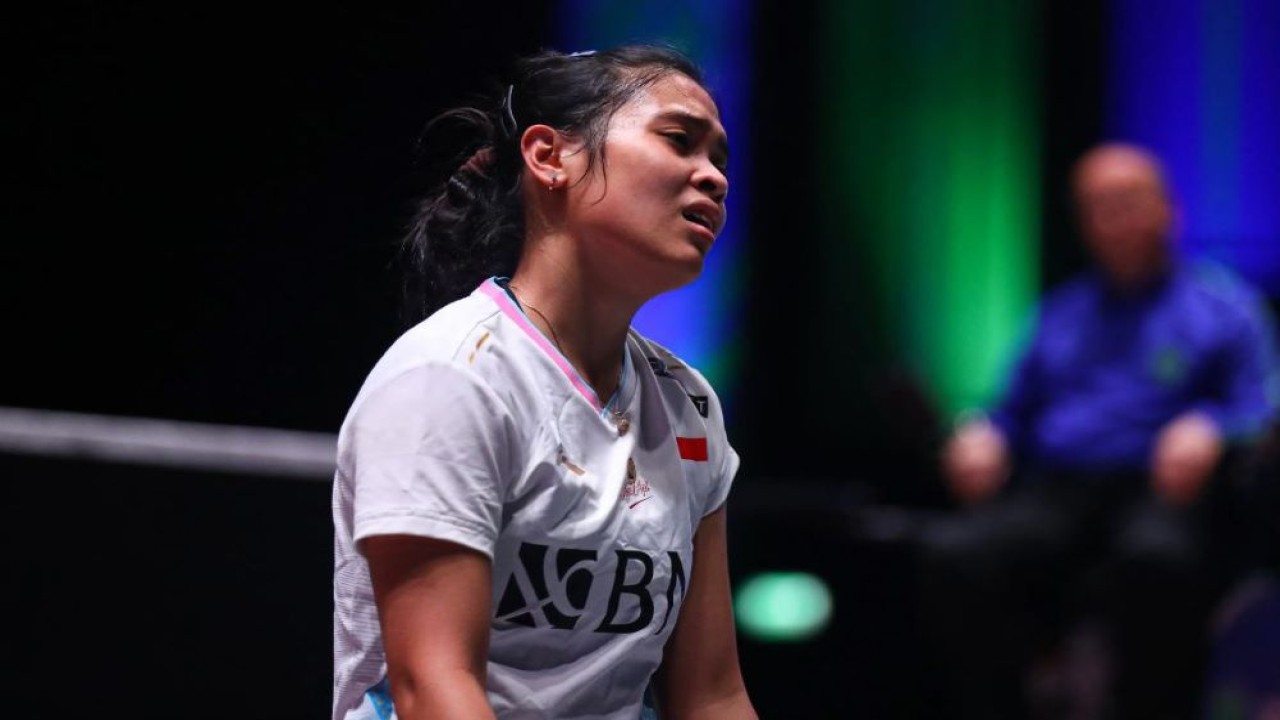 Tunggal putri Indonesia Gregoria Mariska Tunjung tak kuasa menahan air mata usai kalah dari Akane Yamaguchi di perempat final All England 2024. (Foto: Humas PBSI)