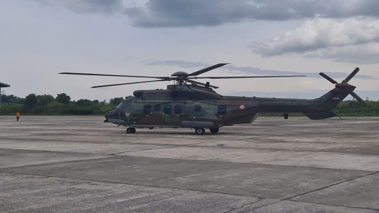 Helikopter yang digunakan untuk mengangkut dua korban pesawat jatuh PK SNE milik maskapai penerbangan Smart Aviation dari lokasi evakuasi di Binuang, Nunukan menuju Tarakan, Ahad (10/3/2024). (Foto: ANTARA/HO-Basarnas Tarakan)
