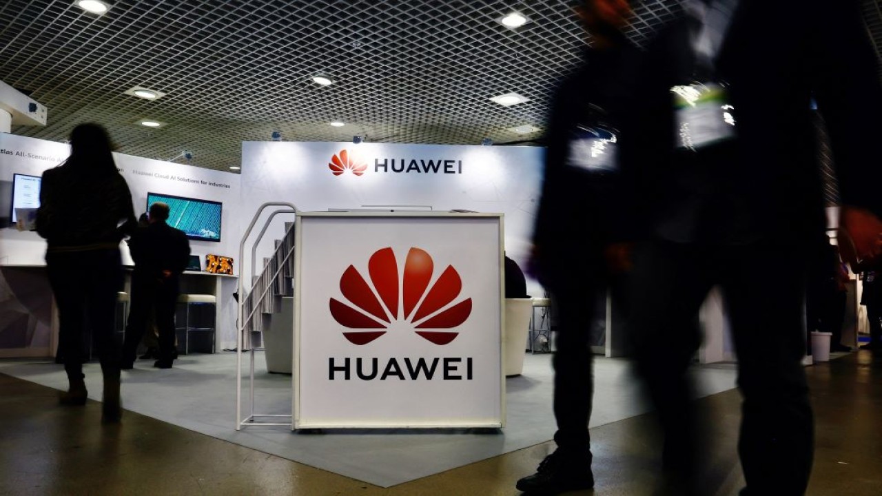 Pengunjung berjalan melewati logo Huawei di World Artificial Intelligence Cannes Festival (WAICF) di Cannes, Prancis, 10 Februari 2023. (Foto: Dok/Eric Gaillard/Reuters)