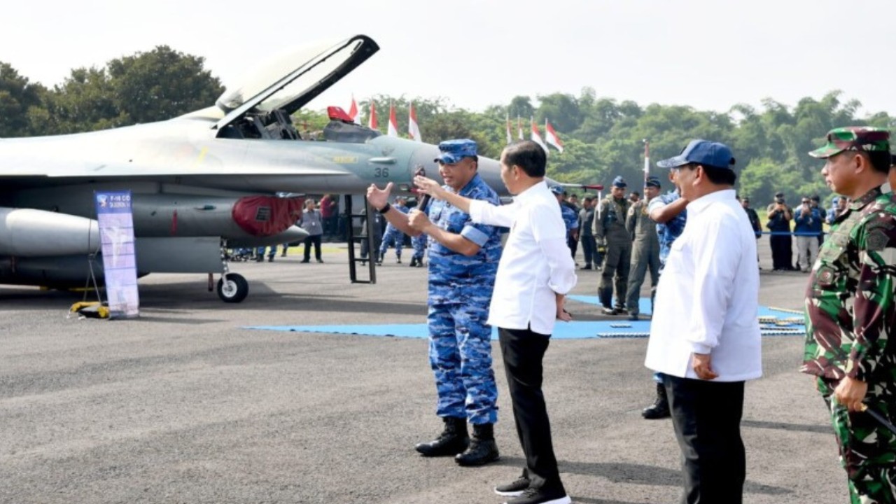 Presiden Joko Widodo meninjau alat utama sistem persenjataan (alutsista) TNI di Pangkalan TNI AU Iswahjudi, Kabupaten Magetan