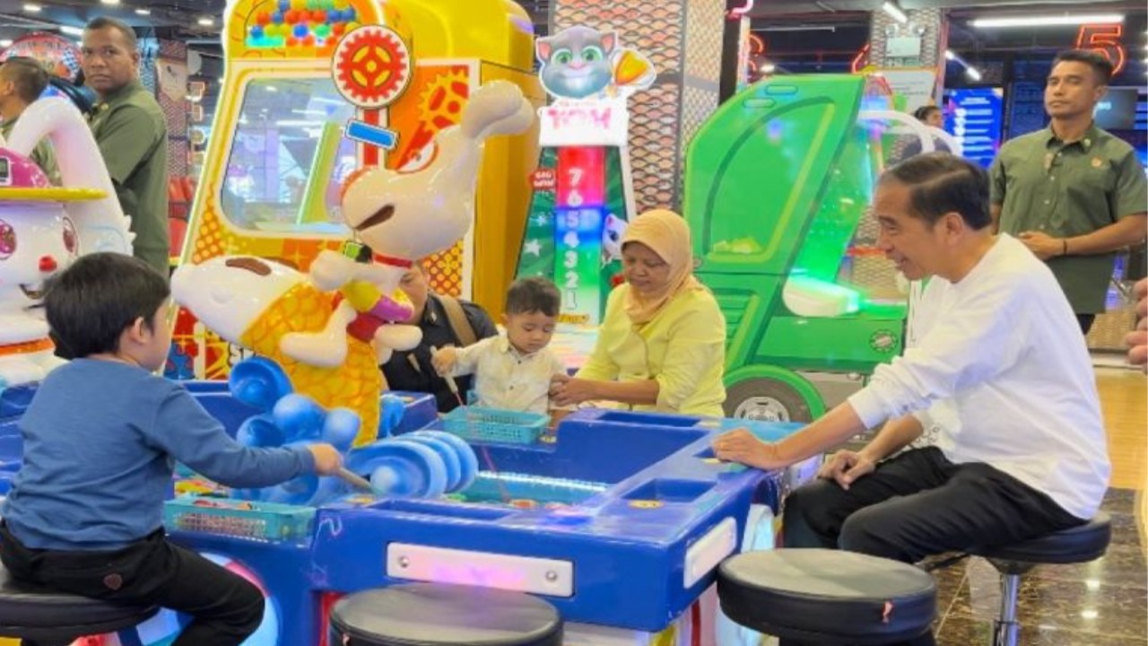 Presiden Jokowi menemani cucunya bermain di wahana bermain Botani Square Mall. (Foto: Antara)
