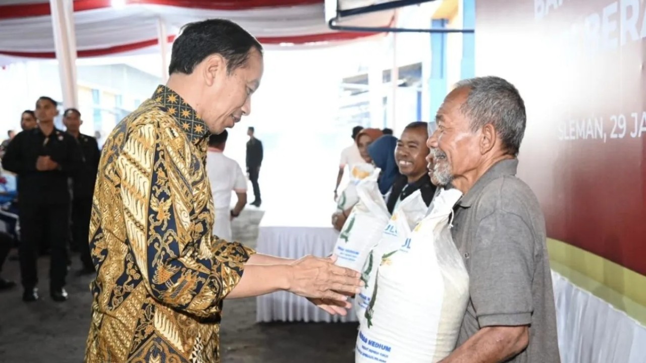 Presiden Jokowi saat menyerahkan bantuan pangan. (Antara)