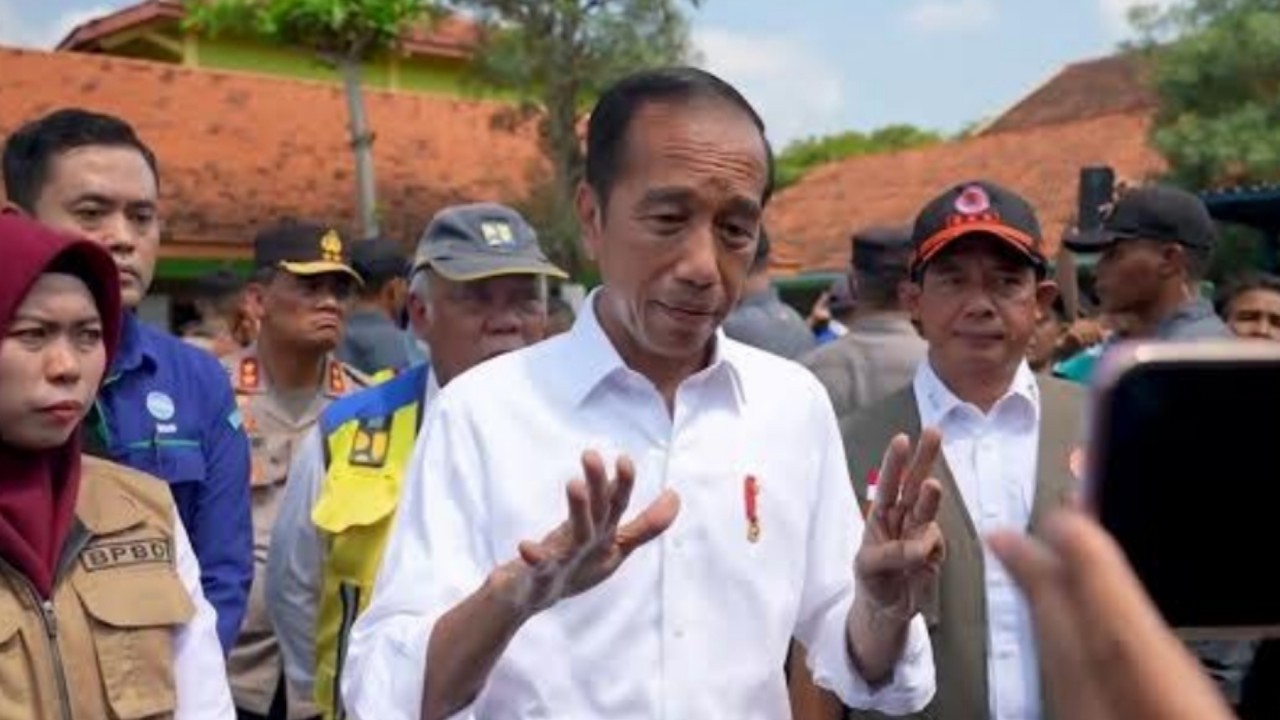 Presiden Jokowi usai meninjau banjir di Kabupaten Demak. (YouTube Sekretariat Presiden)