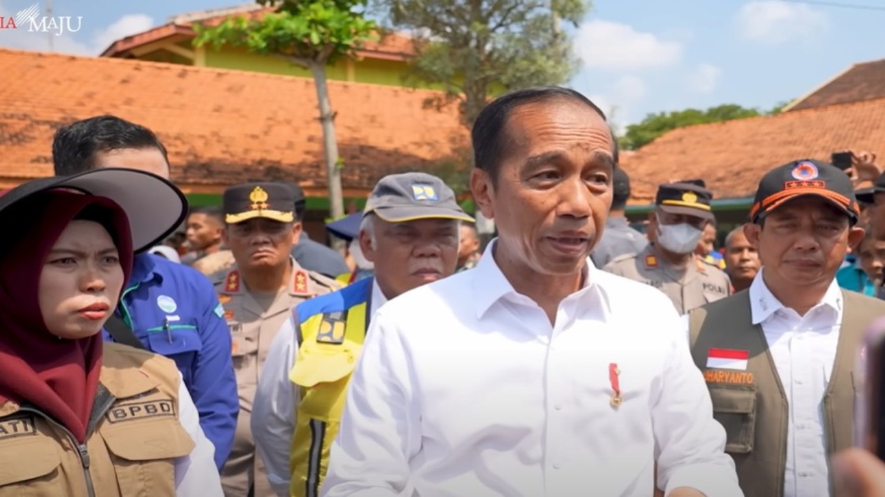Presiden RI Joko Widodo mengunjungi posko pengungsian warga terdampak banjir di SMK Ganesa Demak, Kabupaten Demak, Provinsi Jawa Tengah. (Foto:  Tangkap layar Youtube Sekretariat Presiden)
