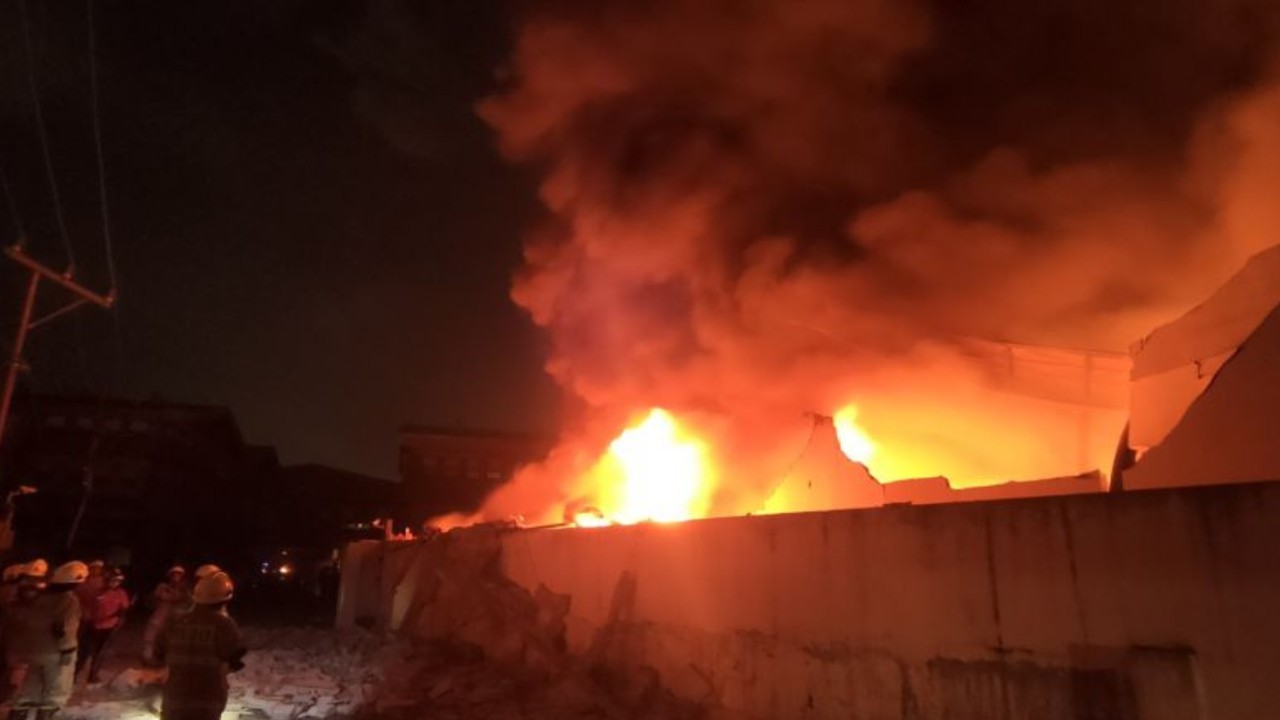 Petugas pemadam berupaya memadamkan kebakaran gudang penyimpanan Si Cepat dan gudang Lazada di Jakbar. (Foto: Antara)