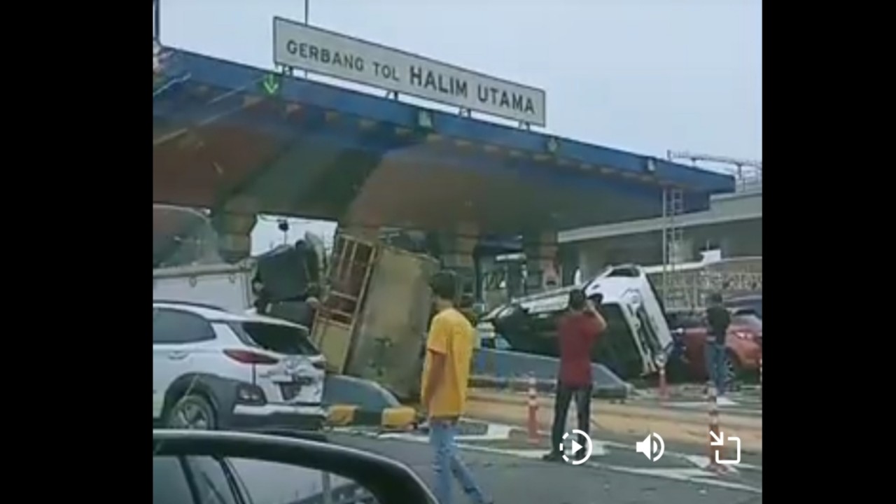 Kecelakaan di Gerbang Tol Halim Utama. (X)