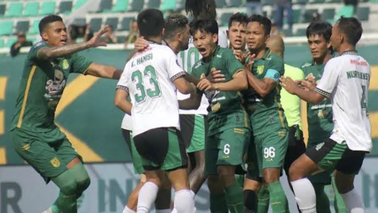 Keributan di laga Persebaya vs PSS Sleman usai Wahyudi Hamisi melancarkan aksi Koboy kampung