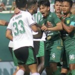 Keributan di laga Persebaya vs PSS Sleman usai Wahyudi Hamisi melancarkan aksi Koboy kampung-1709563475