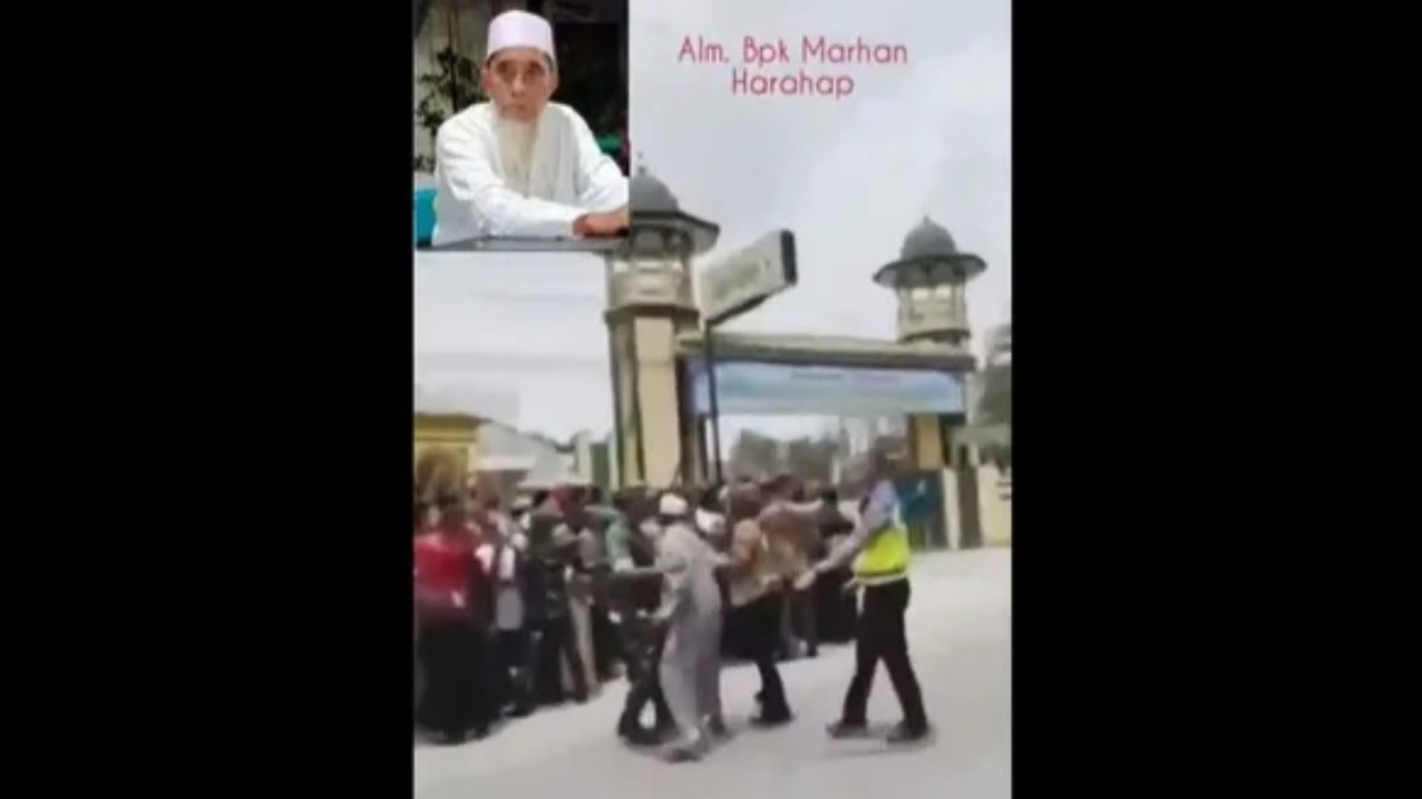 Marhan Harahap saat diadang petugas kala hendak menuju masjid yang juga dikunjungi Presiden Jokowi.