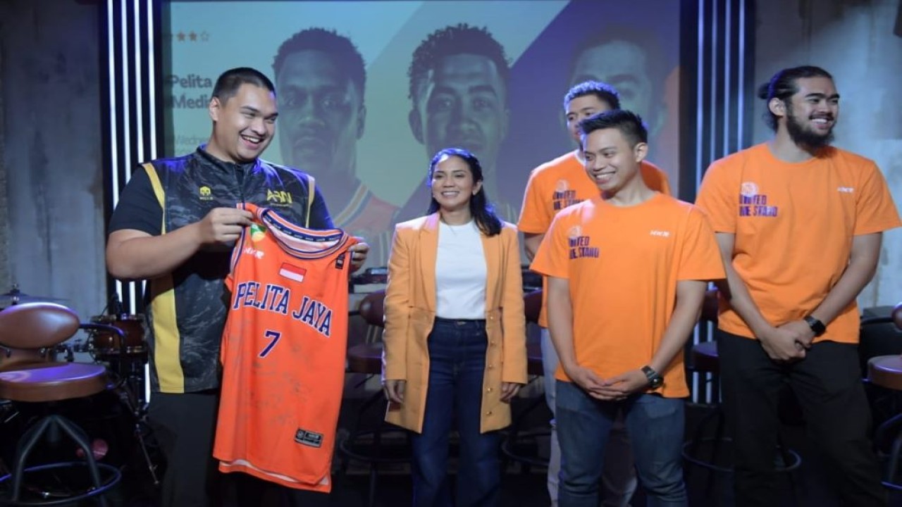 Menpora Dito Ariotedjo menyampaikan harapan agar Klub Bola Basket Pelita Jaya yang akan tampil di Basketball Champions League (BCL) Asia 2024 dapat meningkatkan potensi basket nasional semakin maju. (Foto: Bagus/kemenpora.go.id)