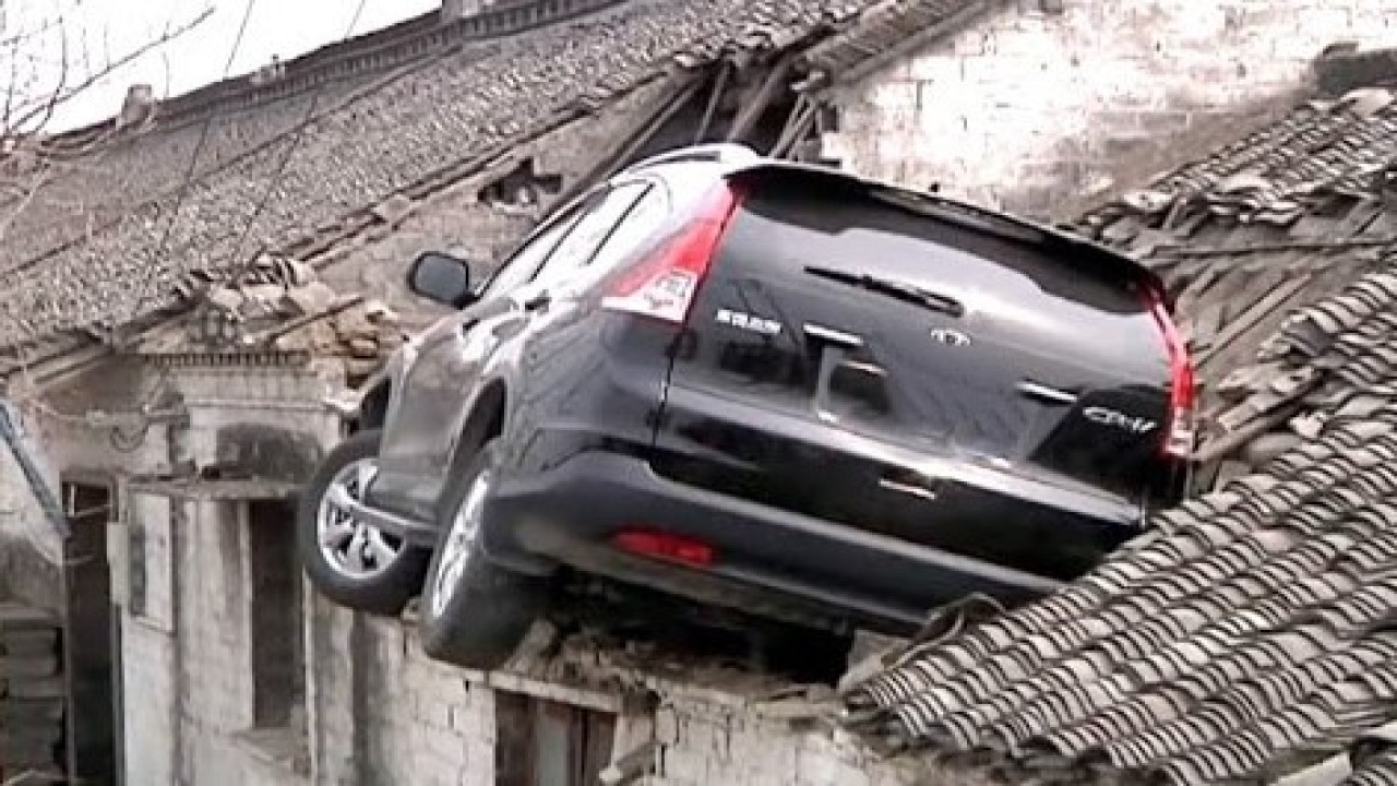 Mobil CRV Nyangkut di Genteng Rumah Warga - tangkapan layar youtube