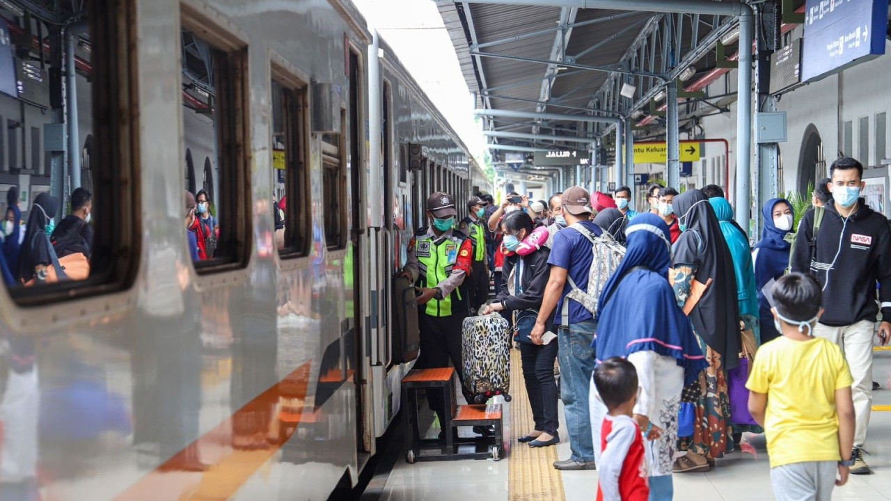 Para pemudik Lebaran 2024 memadati stasiun kereta api/ist