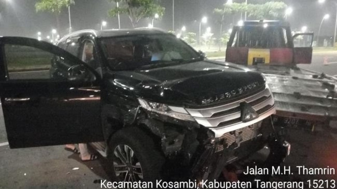 Mitsubishi Pajero yang menabrak mobil towing.