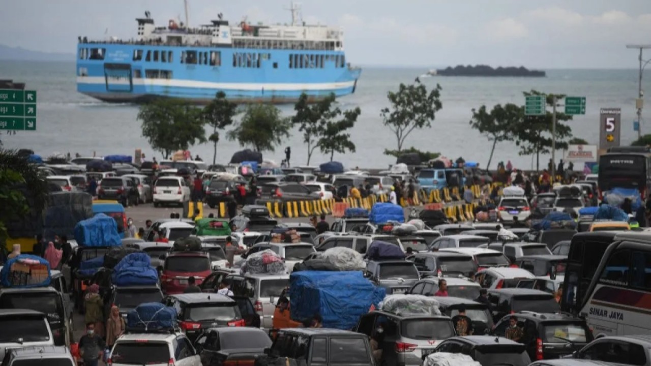 Antrean kendaraan yang hendak menyeberang melalui Pelabuhan Merak. (Antara)