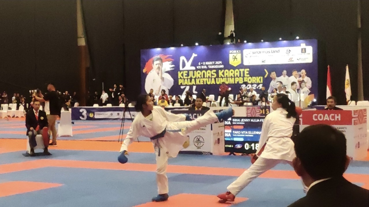 Pertandingan partai final kejurnas Karate Piala Ketua Umum PB Forki 2024 antara Vita Ellenna melawan Jenny Aulia