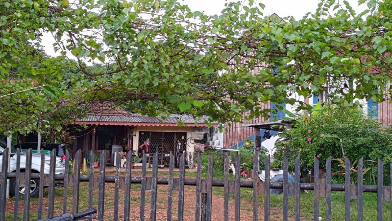 Suasana rumah yang diduga sebagai tempat praktik perdukunan di kawasan Sawah Lama, Ciputat, Kota Tangerang Selatan, Banten. (ANTARA/Azmi Samsul Maarif)