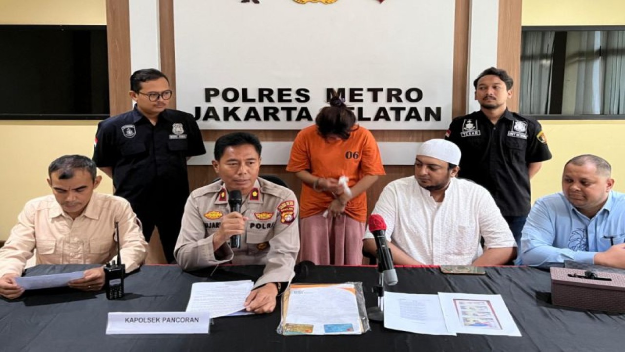 Kapolsek Pancoran, Polres Metro Jaksel Kompol Sujarwo (kedua kiri) memberi keterangan kepada media di Jakarta, Senin (4/3/2024). ANTARA/Ho-Polsek Pancoran