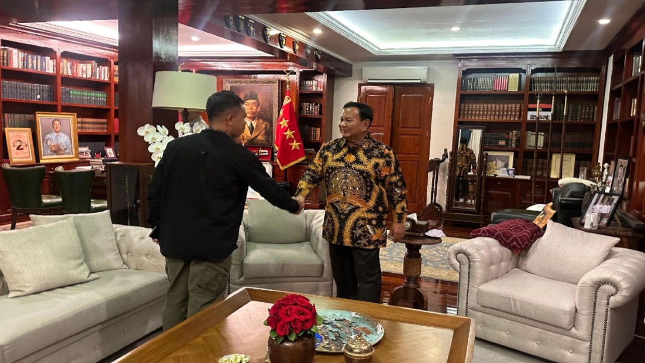 Pertemuan antara Agustinus dengan Menteri Pertahanan Prabowo Subianto. (Foto: TikTok/suarabelantaraborneo.com)