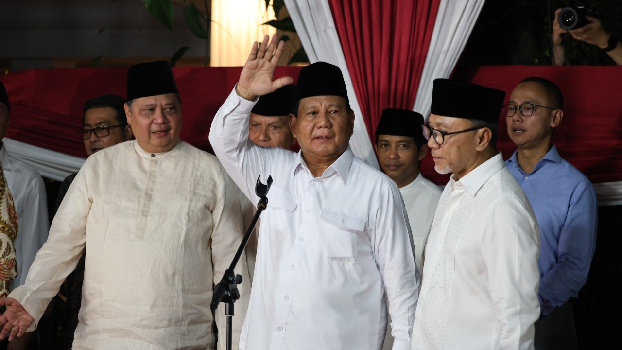 Prabowo Subianto (tengah).