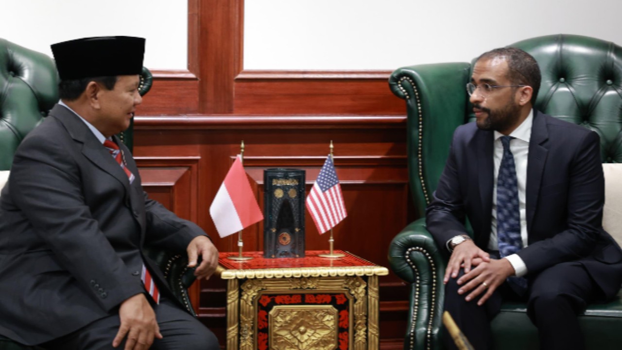 Prabowo Subianto saat menerima surat ucapan selamat dari Presiden AS Joe Biden.
