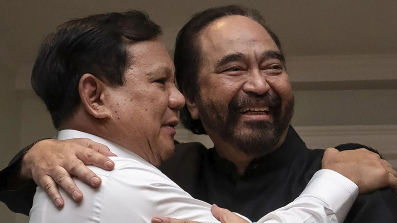Prabowo Subianto dan Surya Paloh berpelukan. (Antara)